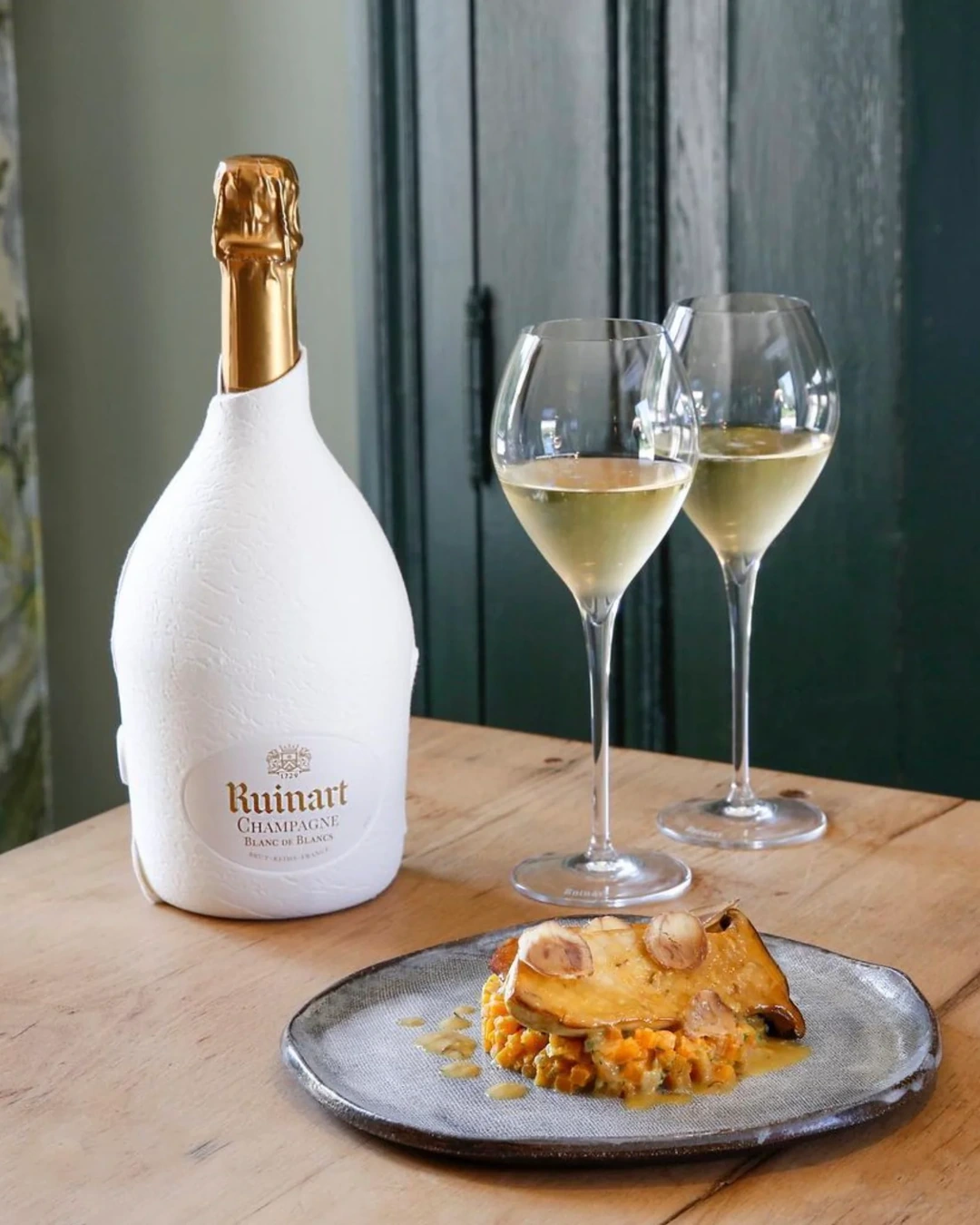 Ruinart Blanc de Blancs Brut Champagne bottle